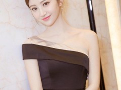 景甜佩戴塔思琦珠寶亮相某商業(yè)活動現(xiàn)場