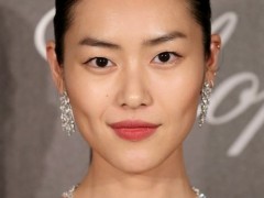 超模劉雯佩戴蕭邦珠寶與群星共同出席戛納電影節(jié)活動