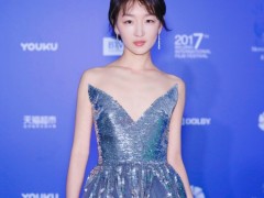 周冬雨亮相電影節(jié)開幕式 佩戴蕭邦珠寶靈動別致