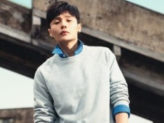 李榮浩手戴鉑金戒指進行廣告拍攝