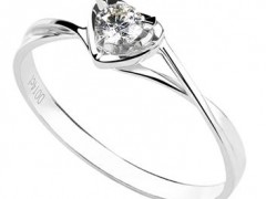 選購(gòu)求婚鉆戒和結(jié)婚鉆戒有講究