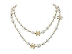 準(zhǔn)新娘根據(jù)領(lǐng)形決定珠寶類型