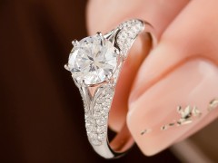 【巴黎之戀】法式浪漫，超顯氣質的六爪1克拉鉆戒