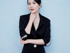 俞飛鴻佩戴戴比爾斯珠寶亮相某活動(dòng)