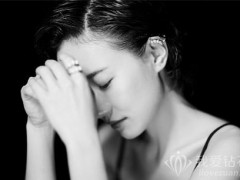 焦俊艷佩戴TASAKI（塔思琦）珠寶亮相活動(dòng)現(xiàn)場(chǎng)