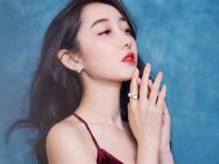 蔣夢(mèng)婕佩戴御木本珠寶優(yōu)雅亮相