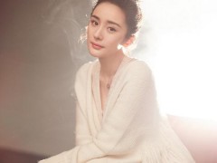 楊冪佩戴伯爵珠寶拍攝時(shí)尚大片