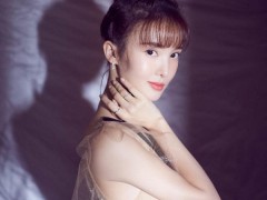 金晨佩戴戴比爾斯珠寶現(xiàn)身時(shí)尚盛典