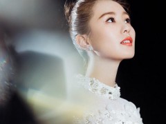 劉詩(shī)詩(shī)佩戴海瑞溫斯頓珠寶出席電影首映禮