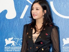 趙薇出席威尼斯電影節(jié) 佩戴蒂芙尼珠寶優(yōu)雅從容