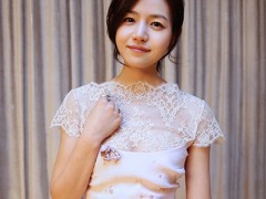 寶詩龍珠寶伴陳妍希壓軸百合獎紅毯