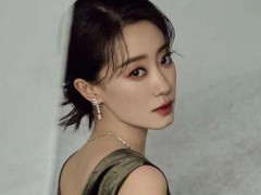 張小斐佩戴戴比爾斯珠寶展現(xiàn)端莊典雅國風之美