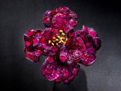 V&A 博物館宣布收藏趙心綺CINDY CHAO The Art Jewel“紅寶石牡丹胸針”藝術(shù)珠寶作品