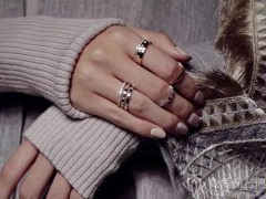 右手中指戴戒指什么意思|女人右手中指戴戒指能追嗎