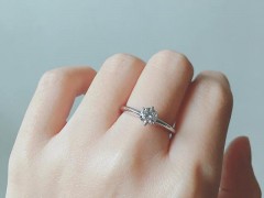 中指戴戒指說明什么？