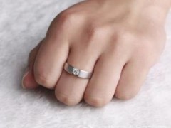 女生左手中指帶戒指什么意思？男女生左手中指戴戒指的含義