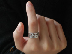 男生右手食指戴戒指是什么含義