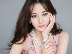 迪麗熱巴現(xiàn)身御木本125周年高級珠寶展