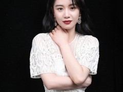 李夢(mèng)佩戴伯爵珠寶出席慈善盛典