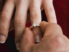 女生訂婚戒指戴哪只手、哪個(gè)手指上？