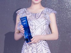 趙麗穎佩戴戴比爾斯 清麗溫婉閃耀百度峰會