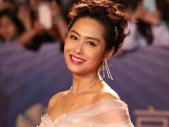 朱茵佩戴戴比爾斯鉆石珠寶亮相北京國際電影節(jié)閉幕式