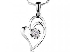 母親節(jié)送媽媽鉆石吊墜好嗎?