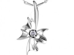 不同樣式衣領(lǐng)如何搭配鉆石吊墜?