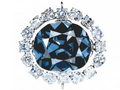 10363克拉藍寶石形似一把劍 內(nèi)部自行發(fā)光