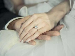 林丹、謝杏芳以蒂芙尼經(jīng)典鉑金鉆戒情定終生