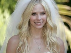 艾薇兒收十四克拉鉆戒訂婚禮