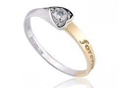 艾薇兒4克拉婚戒出自全球知名鉆戒品牌卡地亞