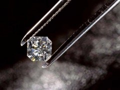 網(wǎng)上流傳鑒定鉆石真假的方法靠譜嗎？ 怎么鑒定鉆石才最準確