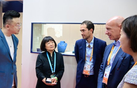 集英薈萃亮相進(jìn)博 交流共創(chuàng)鉑金未來