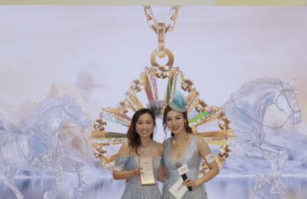 「六福珠寶賽馬日」星光熠熠，張曦雯聯(lián)同2024年度香港小姐演繹時(shí)尚閃飾秀，眾星到場支持