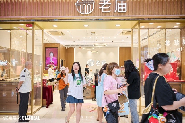 02 線下提貨首日門店人氣高漲.jpg